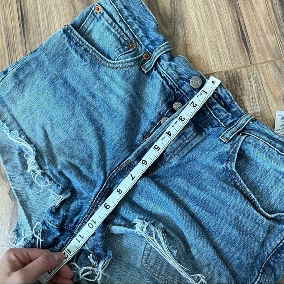 Levis High Rise Wedgie Short in Buena Vista Light - Picture 10 of 13